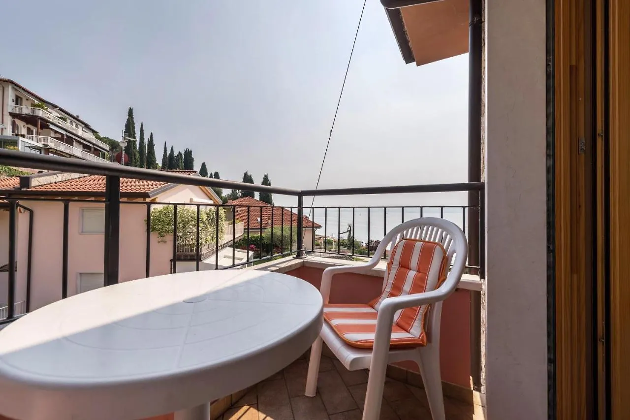 Apartment Luminoso Appartamento Vista Lago Torri Del Benaco Italy